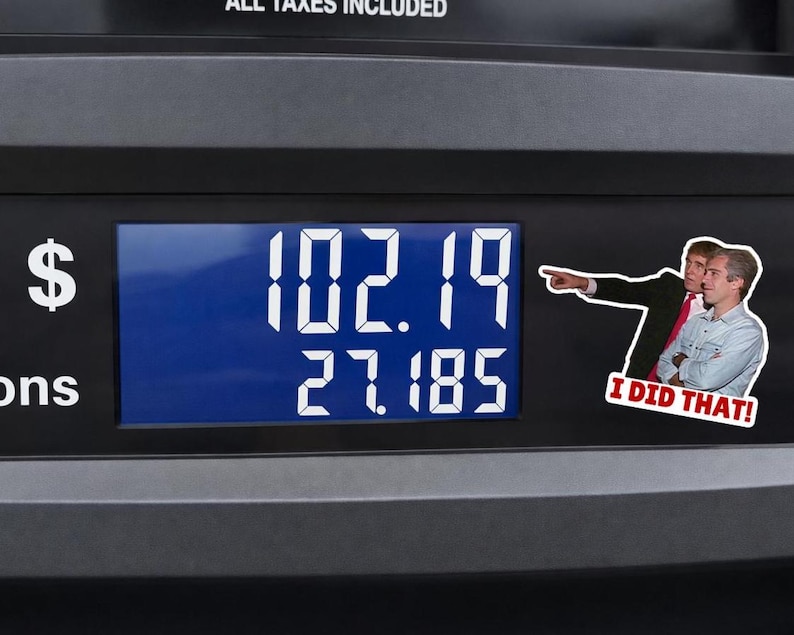 Op de afbeelding: Een benzinepompdisplay toont een prijs van $102,19 en 27,185 gallons. Een sticker met twee mannen en de tekst "I DID THAT!" staat op de pomp.