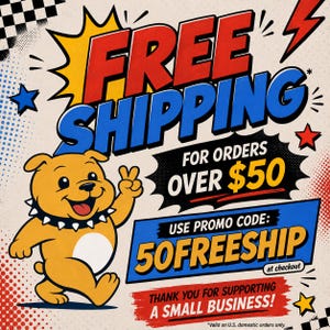Op de afbeelding: Een stripachtige afbeelding met de woorden "FREE SHIPPING" in rood en blauw. Een lachende gele bulldog geeft een vredesteken. Tekst luidt "FOR ORDERS OVER $50" en "USE PROMO CODE: 50FREESHIP".