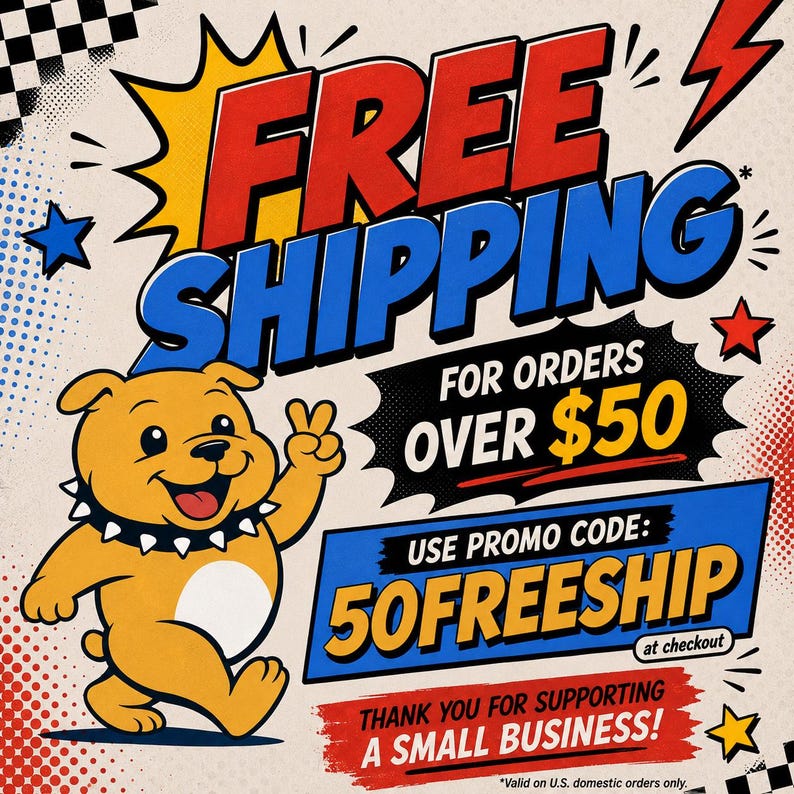 Op de afbeelding: Een stripachtige afbeelding met de woorden "FREE SHIPPING" in rood en blauw. Een lachende gele bulldog geeft een vredesteken. Tekst luidt "FOR ORDERS OVER $50" en "USE PROMO CODE: 50FREESHIP".