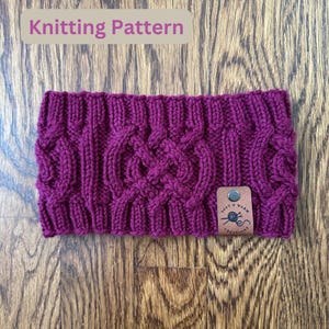 Puede incluir: Diadema de punto de color magenta con diseño de trenzas. La diadema tiene una etiqueta de cuero con el texto "SOFT N WARM CREATIONS" y las palabras "Knitting Pattern" en una pancarta de color lila claro.
