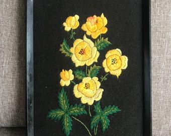 Vintage Flower Embroidery / Unique crewel  / Framed embroidery / Vintage needlepoint / Home decor / Flower crewel / Yellow Flowers