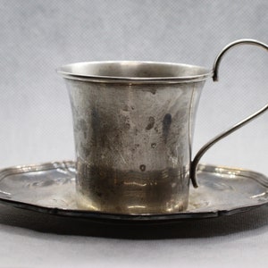 Taza plateada antigua con platillo