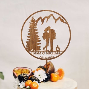 Topper per torta nuziale di montagna, topper per torta di coppia di escursionisti, topper per torta nuziale della foresta, sposi e spose in viaggio con lo zaino in spalla, topper per torta personalizzato