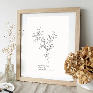 Peut inclure: Un dessin au trait noir et blanc d'un bouquet de fleurs avec une citation qui dit "Je t'ai donn&eacute; la vie mais en r&eacute;alit&eacute;, tu m'as donn&eacute; la mienne".