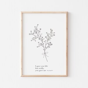Peut inclure: Un dessin au trait noir et blanc d'un bouquet de fleurs avec une citation manuscrite qui dit "Je t'ai donn&eacute; la vie mais en r&eacute;alit&eacute;, tu m'as donn&eacute; la mienne".