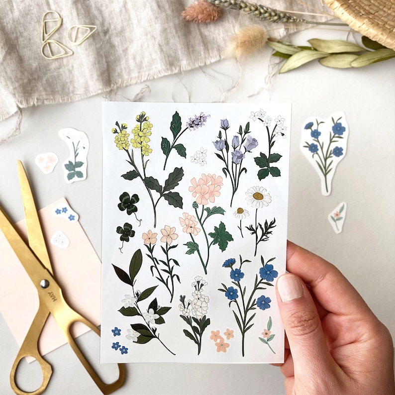 Pu&ograve; includere: Un foglio di adesivi floreali con una variet&agrave; di fiori in tonalit&agrave; di blu, rosa, giallo e bianco. Gli adesivi sono su uno sfondo bianco e sono perfetti per aggiungere un tocco di fantasia a diari, pianificatori e altri progetti di artigianato.