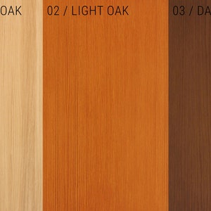 Puede incluir: Tres muestras verticales de madera con diferentes acabados. De izquierda a derecha, las muestras est&aacute;n etiquetadas como "01 / NATURAL OAK", "02 / LIGHT OAK" y "03 / DARK OAK". El roble natural es de color beige claro, el roble claro es de color naranja medio y el roble oscuro es de color marr&oacute;n oscuro.