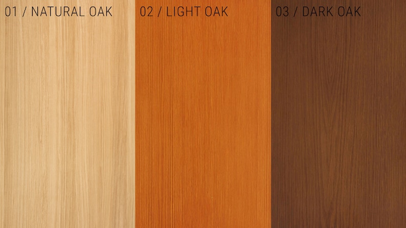 Puede incluir: Tres muestras verticales de madera con diferentes acabados. De izquierda a derecha, las muestras est&aacute;n etiquetadas como "01 / NATURAL OAK", "02 / LIGHT OAK" y "03 / DARK OAK". El roble natural es de color beige claro, el roble claro es de color naranja medio y el roble oscuro es de color marr&oacute;n oscuro.