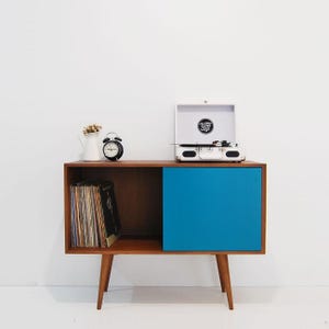 Schallplattenaufbewahrung mit einer Schiebetür / Medienkonsole / Schallplattenschrank / Sideboard im Mid-Century-Stil / Nordischer Stil