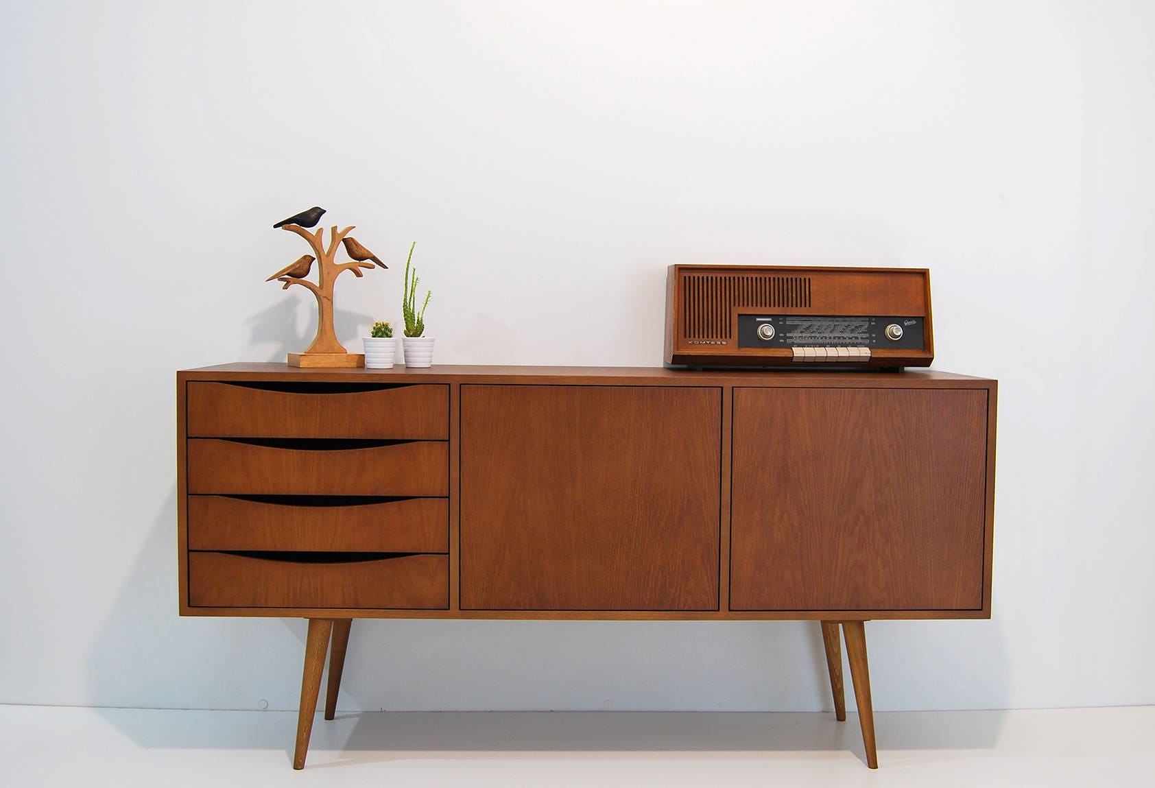 Moderne MidCentury Sideboard / WohnzimmerMöbel / Konsole