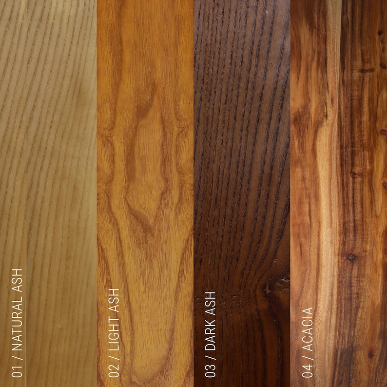 Puede incluir: Cuatro muestras de madera que muestran diferentes vetas y colores de madera. Las muestras est&aacute;n etiquetadas como "Fresno natural", "Fresno claro", "Fresno oscuro" y "Acacia".