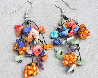 Boucles d’oreilles de lustre multi-brins de pierres précieuses et de perles de verre mixtes Chakra Flowing Multi Strand Chandelier