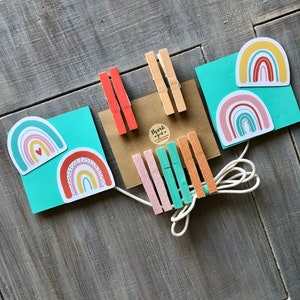 Regenbogen-Thema, Wäscheleine-Display, Babykleidung-Display für eine Babyparty, Regenbogen-Dekoration