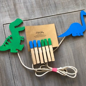 Dinosaurier-Kind 'Kunst-Aufhänger, Kinder-Kunstarbeitsanzeige, Kunstwerk-Anzeige, Fotoanzeige, Kinderwandkunst, Wäscheklammer