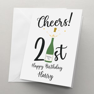 Puede incluir: Una tarjeta blanca con texto negro que dice "Cheers! 21st Happy Birthday Harry". Hay una botella de champ&aacute;n verde con un tap&oacute;n dorado que se abre con estrellas doradas alrededor.