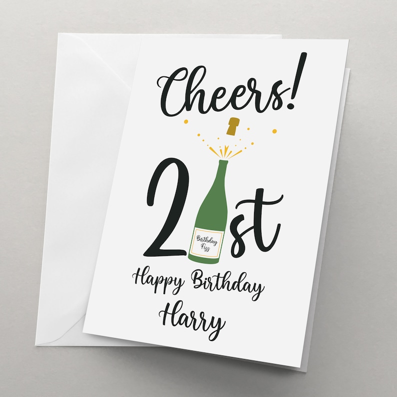 Puede incluir: Una tarjeta blanca con texto negro que dice "Cheers! 21st Happy Birthday Harry". Hay una botella de champ&aacute;n verde con un tap&oacute;n dorado que se abre con estrellas doradas alrededor.