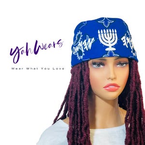 Pode incluir: Um bandana azul com um design de menorá branco e o texto "yah wears" e "Wear What You Love".