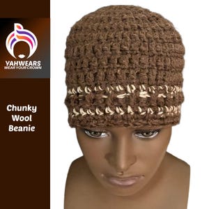 Puede incluir: Un gorro de lana marrón grueso con una banda color crema. El sombrero está hecho de hilo grueso y texturizado. El texto "YAHWEARS WEAR YOUR CROWN" está en el lado izquierdo de la imagen. Este gorro está diseñado para mantener el calor.