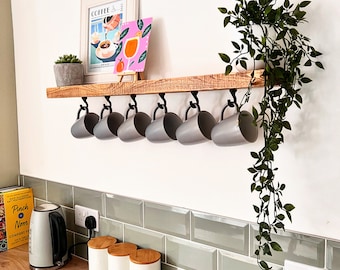 Estante rústico de madera para tazas de café con ganchos de hierro fundido