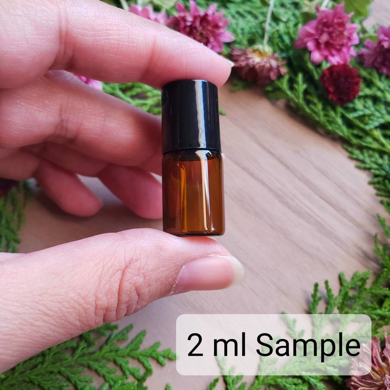 Pu&ograve; includere: Un campione di 2 ml di olio essenziale in un flacone di vetro marrone con tappo nero.