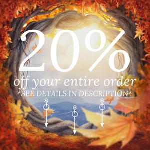 Pu&ograve; includere: Un'offerta di sconto del 20% visualizzata su uno sfondo di foglie autunnali e un albero con un tronco contorto. Il testo "20% off your entire order *SEE DETAILS IN DESCRIPTION*" &egrave; visibile.