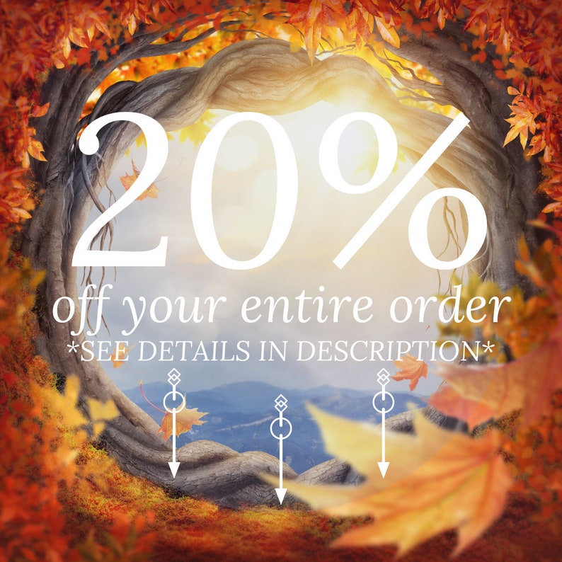 Pu&ograve; includere: Un'offerta di sconto del 20% visualizzata su uno sfondo di foglie autunnali e un albero con un tronco contorto. Il testo "20% off your entire order *SEE DETAILS IN DESCRIPTION*" &egrave; visibile.