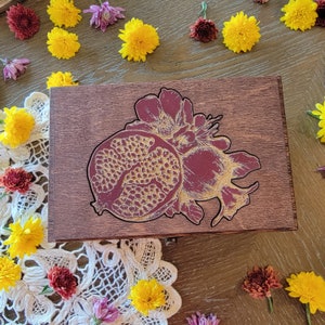 Tajemnicze pudełko Persephone | Pudełko Stained Pomegranate | Tajemnicze pudełko czarownic | Zestaw czarownic | Prezent dla czarownicy | Pudełko niespodzianka