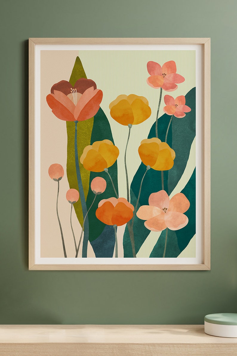 Pu&ograve; includere: Una stampa artistica incorniciata con fiori stilizzati nei toni dell'arancione, giallo e rosa su uno sfondo verde chiaro. L'opera d'arte include grandi foglie verde scuro ed &egrave; racchiusa in una cornice di legno chiaro.