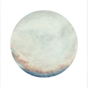 以下が含まれることがあります： 薄い青、灰色、茶色の色合いの円を描いた水彩画。円は、惑星や天体のような質感のある外観をしています。