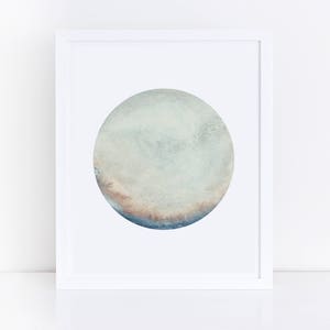 以下が含まれることがあります： 白い背景に、大きな丸い青、グレー、茶色の円を描いた水彩画の額縁入り作品です。