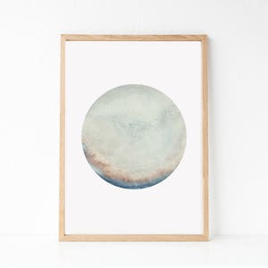 以下が含まれることがあります： 白い背景に青い、灰色の、そして茶色の円が描かれた水彩画の額縁入り作品です。