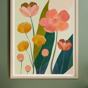 Pu&ograve; includere: Una stampa artistica incorniciata con fiori stilizzati nei toni del pesca, arancione e giallo, su uno sfondo verde chiaro e beige. L'opera d'arte include grandi foglie verdi ed &egrave; incorniciata in legno chiaro.