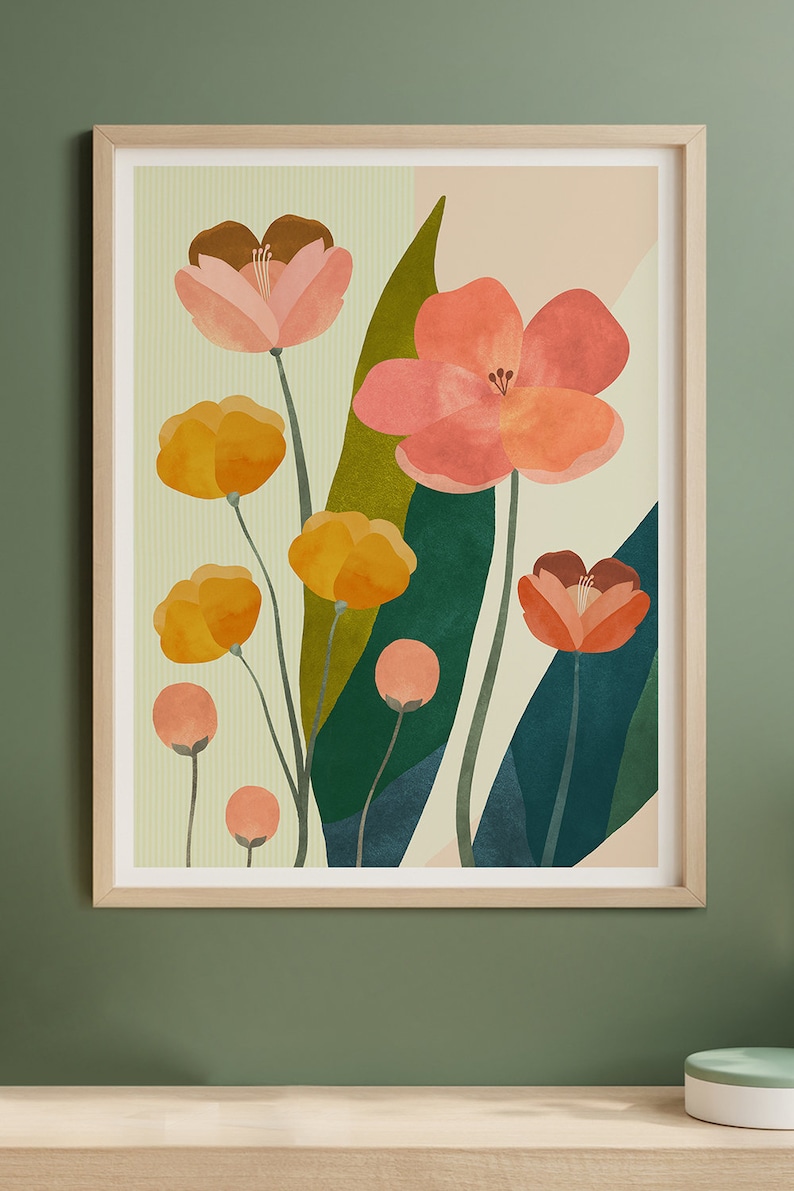 Pu&ograve; includere: Una stampa artistica incorniciata con fiori stilizzati nei toni del pesca, arancione e giallo, su uno sfondo verde chiaro e beige. L'opera d'arte include grandi foglie verdi ed &egrave; incorniciata in legno chiaro.