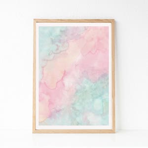 Puede incluir: Una pintura abstracta de acuarela enmarcada con matices de rosa, azul y amarillo. La pintura tiene un ambiente suave y de ensue&ntilde;o y quedar&iacute;a genial en un hogar moderno o minimalista.