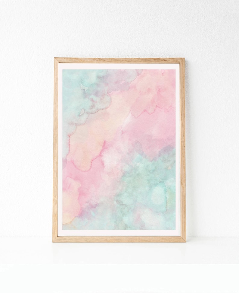 Puede incluir: Una pintura abstracta de acuarela enmarcada con matices de rosa, azul y amarillo. La pintura tiene un ambiente suave y de ensue&ntilde;o y quedar&iacute;a genial en un hogar moderno o minimalista.