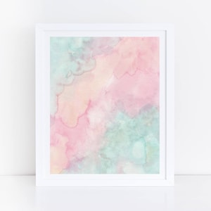 Puede incluir: Pintura abstracta de acuarela con tonos rosados, azules y amarillos. Los colores se mezclan para crear un efecto suave y de ensue&ntilde;o.