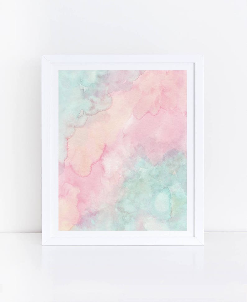 Puede incluir: Pintura abstracta de acuarela con tonos rosados, azules y amarillos. Los colores se mezclan para crear un efecto suave y de ensue&ntilde;o.