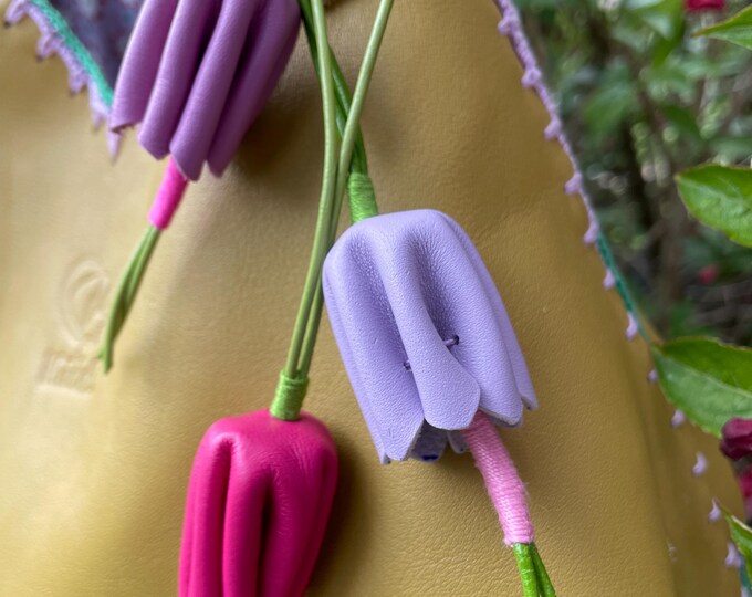 Echtleder Leder- Schlüsselanhänger keychain keyring Blüte blossom flower Blume Tulpe Glockenblume
