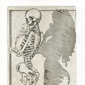 Peut inclure: Une gravure en noir et blanc d'un squelette prenant un selfie avec un téléphone. Le squelette se tient à côté d'une silhouette ombragée. L'image est intitulée "Selfie" et numérotée 1/xx.