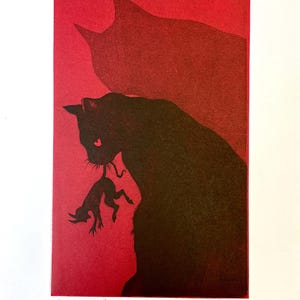 Könnte beinhalten: Schwarze Katzensilhouette mit einem kleinen Wesen im Maul, vor rotem Hintergrund. Das Kunstwerk zeigt einen größeren Katzenschatten darüber, mit dem Text "Chasseur nocturne" unten.