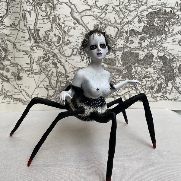 Poupée horreur. doll spider. araignée de poupée