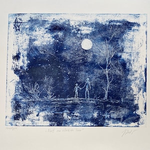 Op de afbeelding: Een blauwe en witte monotype print van twee figuren die onder een volle maan lopen. De print is getiteld "Nuit au clair de lune" en gesigneerd "Hall".