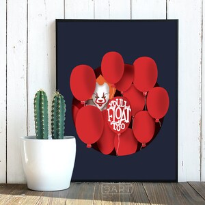 Könnte beinhalten: Ein schwarzer gerahmter Poster mit dunkelblauem Hintergrund, auf dem ein rotes und weißes Clown-Gesicht von roten Ballons umgeben ist. Der Text "You'll Float Too" ist in Weiß auf einem roten Ballon geschrieben.