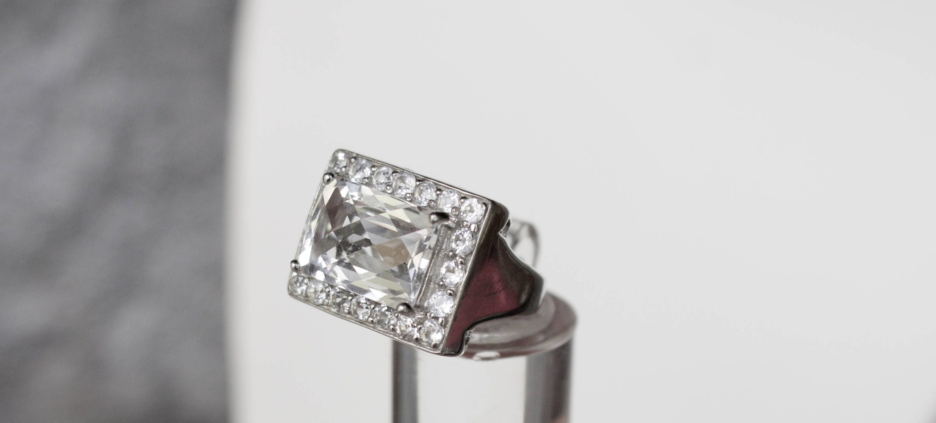 スターリングシルバー。ホワイトトパーズ。14 x 10 MM クッション