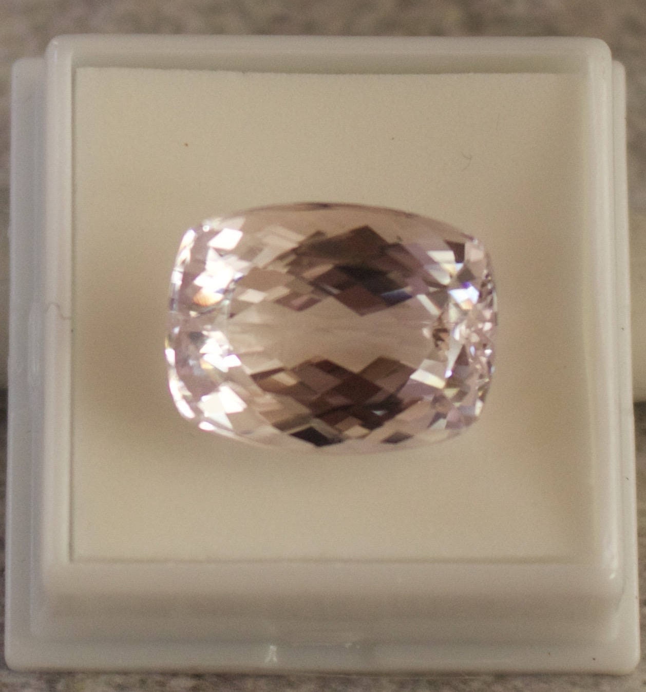 ピンク クンツァイト。本物の 25.61 カラット。平均 20 x 15 MM の楕円