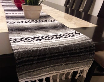 Chemin de table mexicain rustique : décor bohème noir, gris et blanc (6 pi)