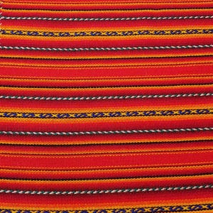 Puede incluir: Un tejido textil con un patrón repetitivo de rayas horizontales en tonos vibrantes de rojo, naranja y amarillo. El diseño incluye líneas finas y alternas de negro, blanco y azul, creando una apariencia de rayas texturizadas y multicolores.