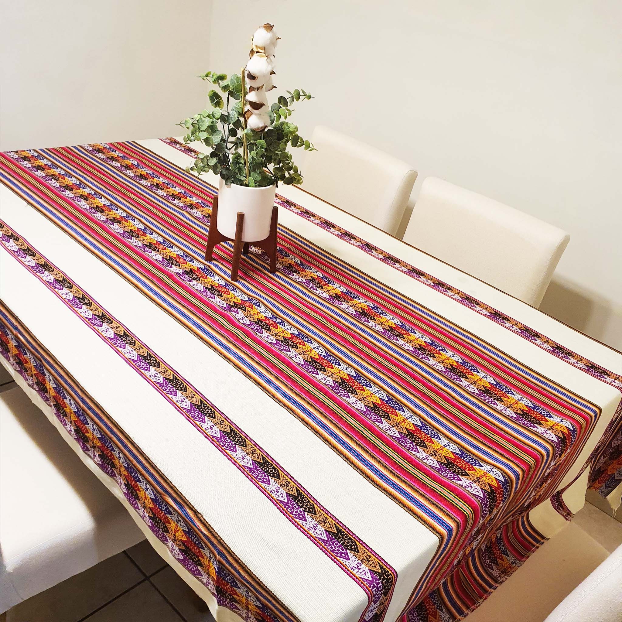 Chemin de table andin : multicolore sur fond uni.