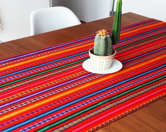 Chemin de table andin : textile rouge Aguayo, décoration ethnique sud-américaine