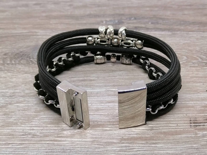 Elegante zwarte dames armband van paracord met een handige magneetsluiting